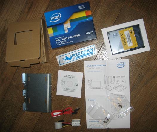 付属品を含めた SSD の写真