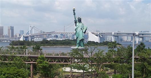 自由の女神像とレインボーブリッジ